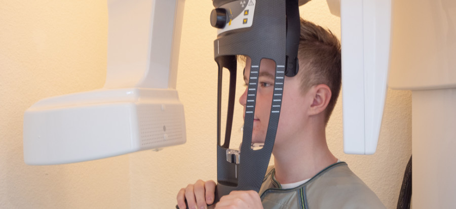 Röntgenvorgang mit einem Patienten in der Zahnarztpraxis Gablingen